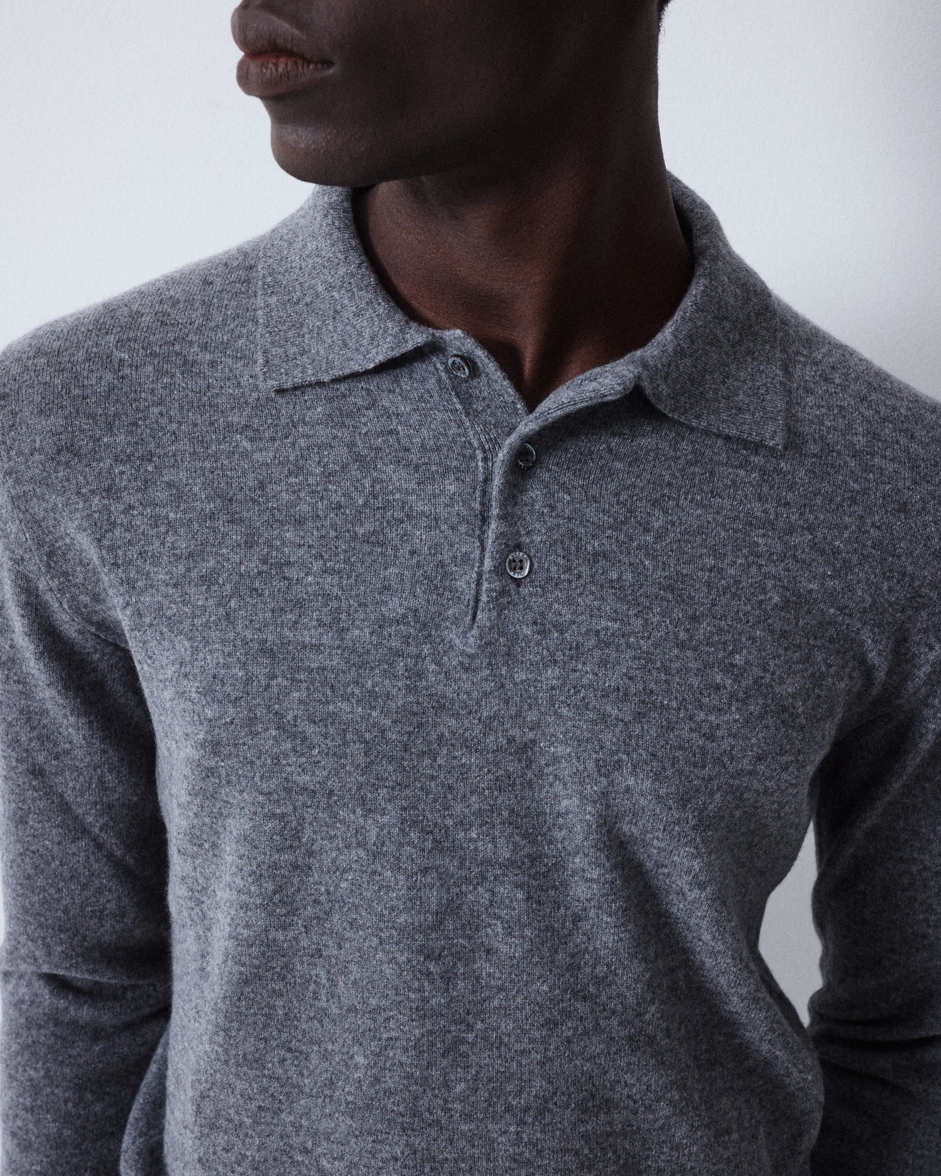 Polo in maglia realizzata in puro cashmere - Grigio medio - Image 4