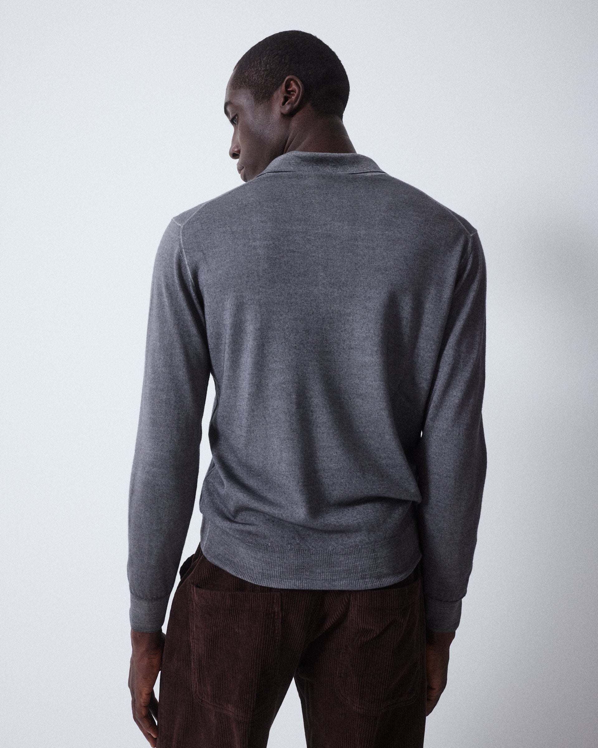 Polo in maglia realizzata in lana merino con con tintura effetto old. Grigio - Antracite - Image 3