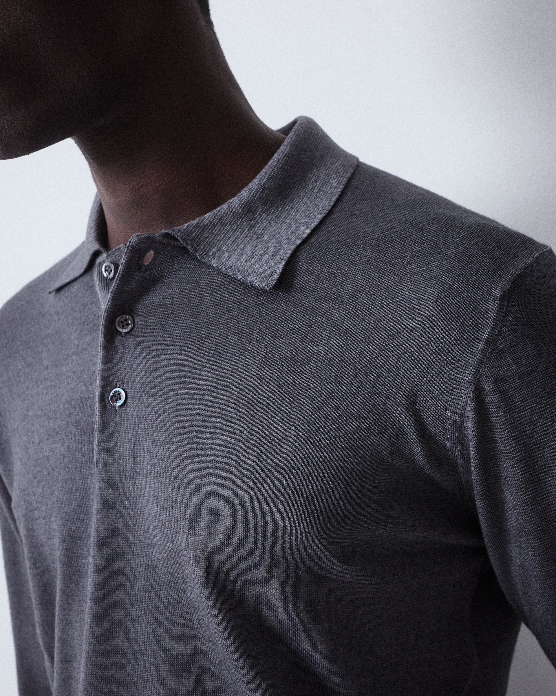 Polo in maglia realizzata in lana merino con con tintura effetto old. Grigio - Antracite - Image 4