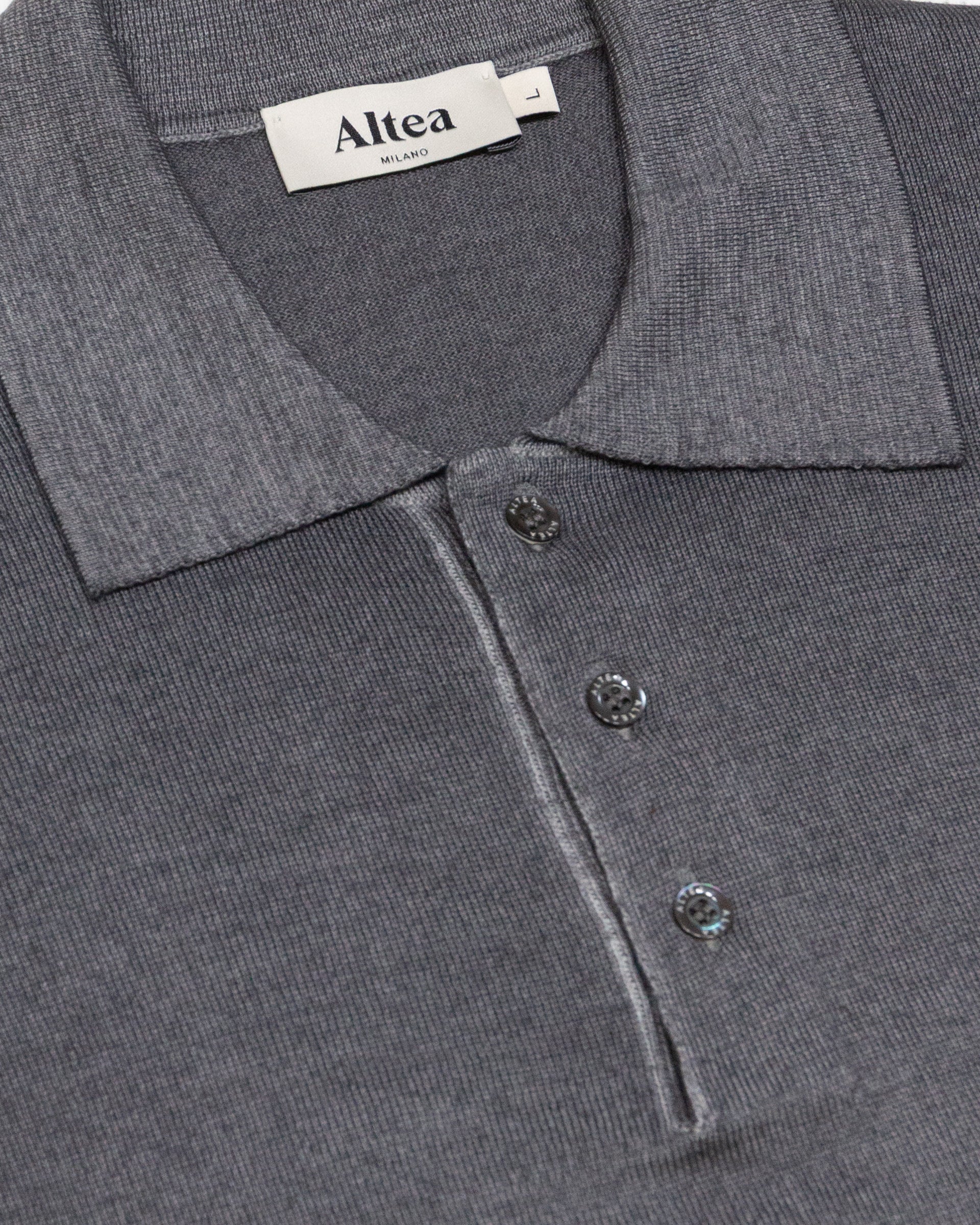 Polo in maglia realizzata in lana merino con con tintura effetto old. Grigio - Antracite - Image 6